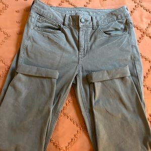 American eagle green khaki tomgirl pants size 6 regular stretch mid rise